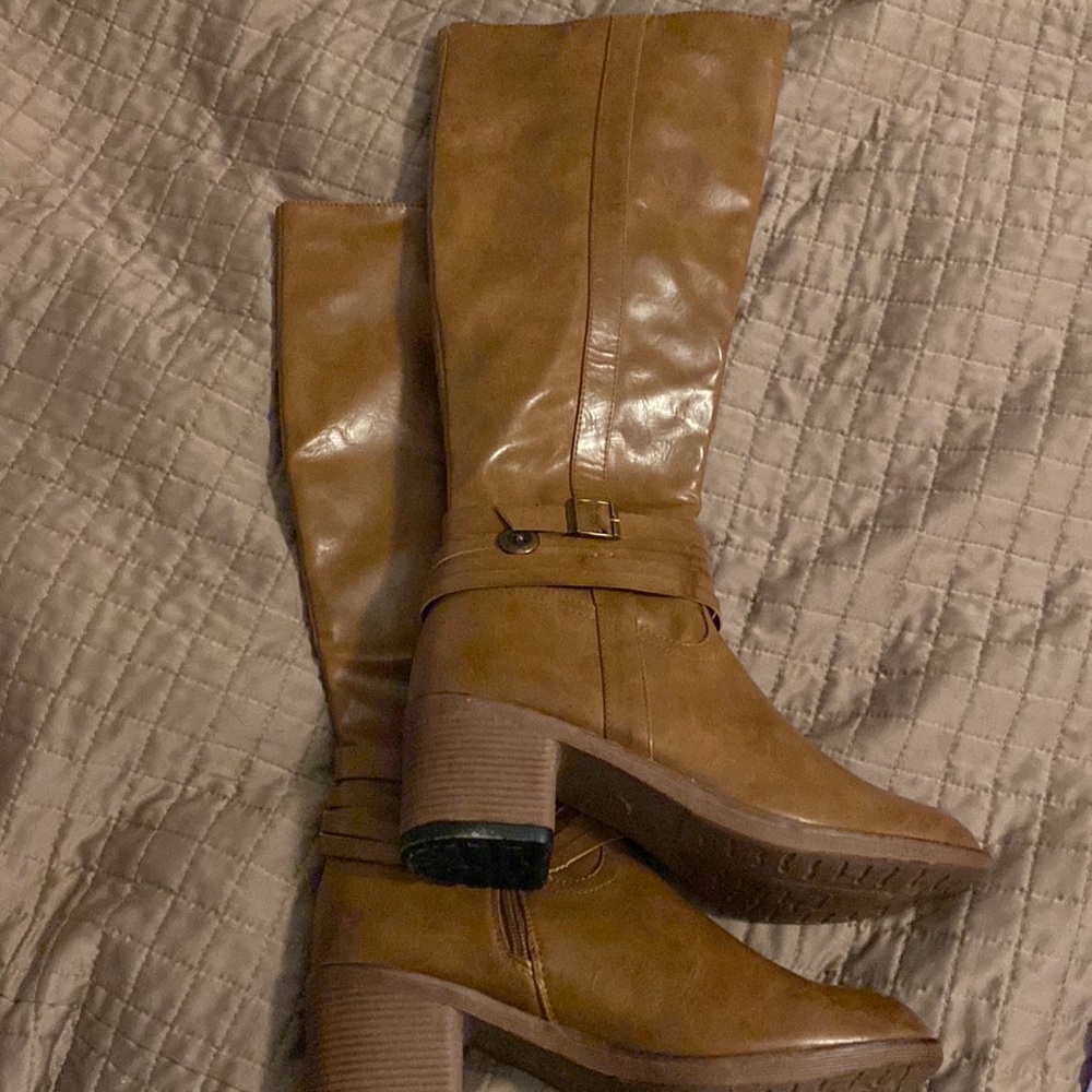 Womens size 8 knee high boots with 2 inch heel